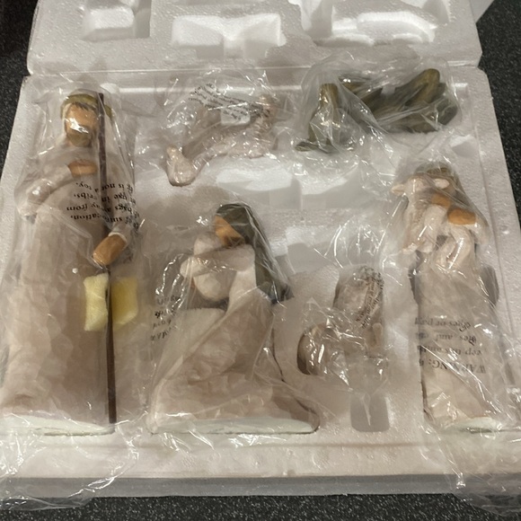 Willow Tree 6-Piece Nativity Set, Behold The Wonder of The Christmas story - Picture 10 of 14